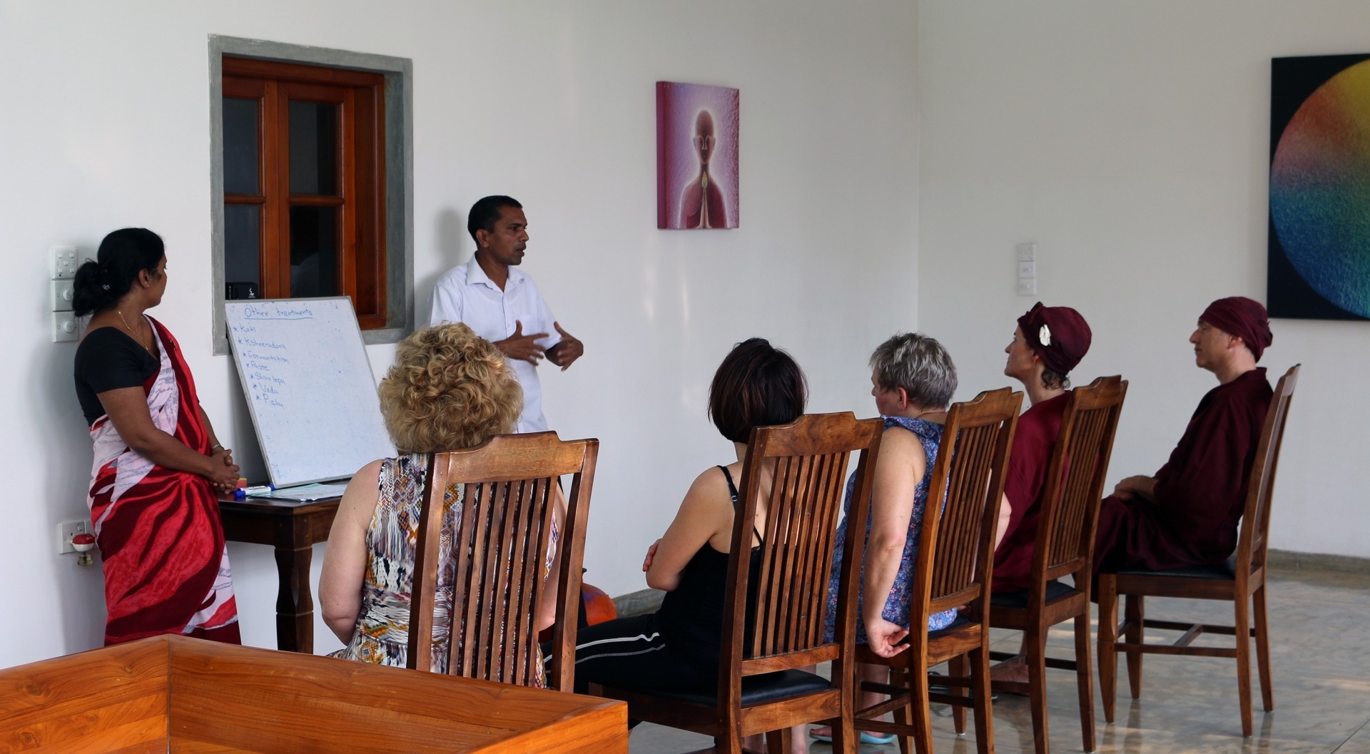 Ayurveda-Vortrag mit Gästen im Lanka Ayurveda Garden Resort in Ambalangoda auf Sri Lanka.